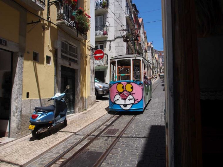 020-lissabon_rundfahrt_alte_strassenbahn