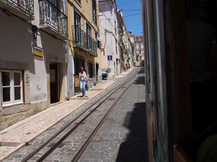 021-lissabon_rundfahrt_alte_strassenbahn