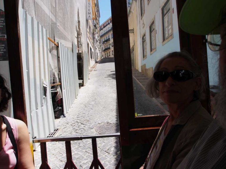 022-lissabon_rundfahrt_alte_strassenbahn
