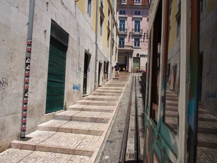 023-lissabon_rundfahrt_alte_strassenbahn