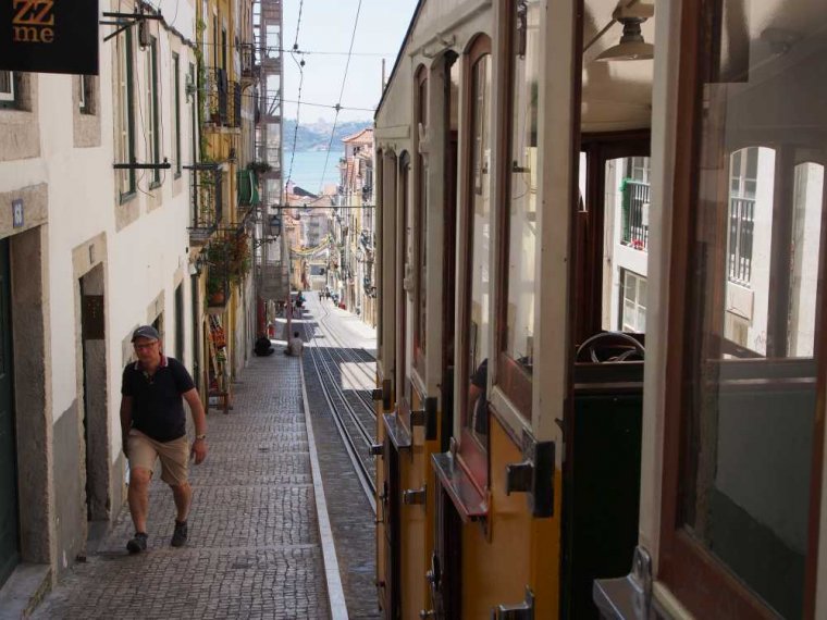 024-lissabon_rundfahrt_alte_strassenbahn