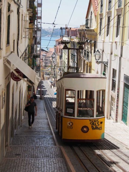 025-lissabon_rundfahrt_alte_strassenbahn