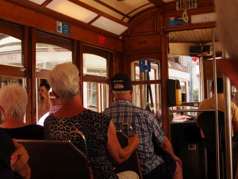 028-lissabon_rundfahrt_alte_strassenbahn